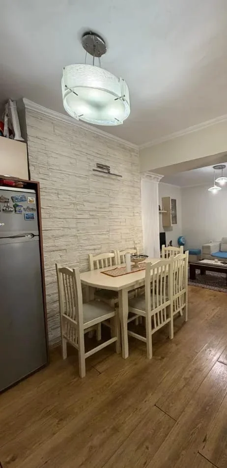 Tirane, jepet me qera Apartament 1+1 Kati 2, Mobiluar, 65 m², Çmimi 43.000 Lekë të Reja, tek Rruga Dibrës, Pranë Shkollës Bashkuar,,Tiranë.