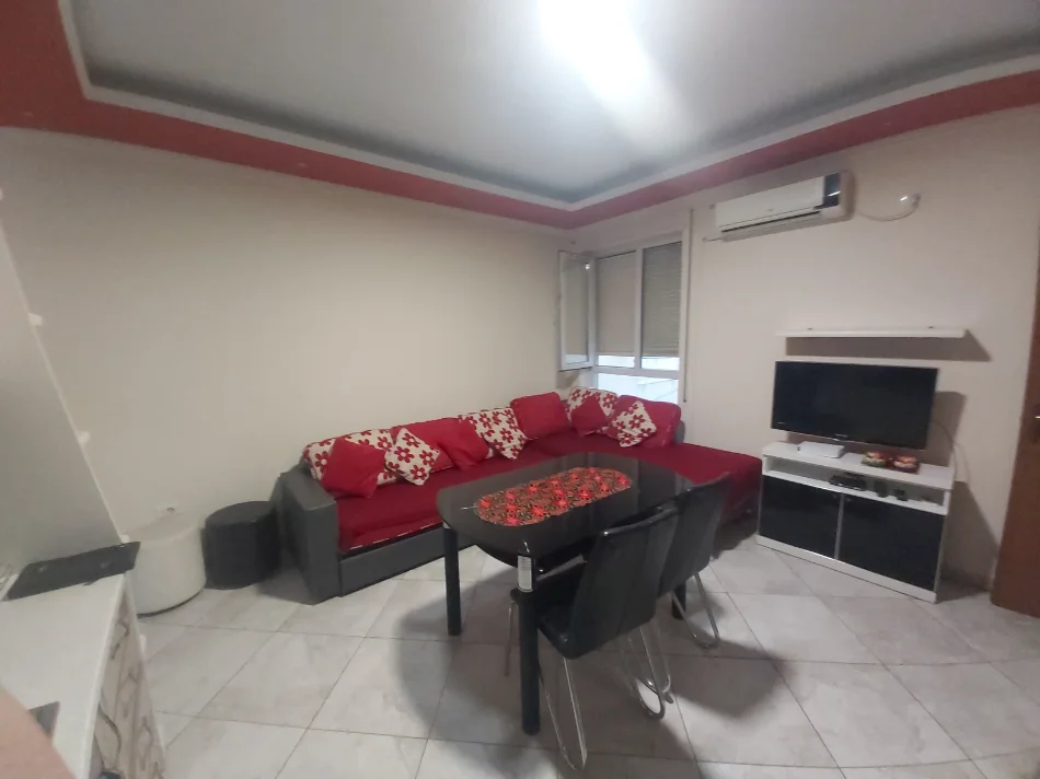 Tirane, jepet me qera Apartament 1+1 ,Kati 2, Mobiluar, Cmimi 55.000 Lekë të Reja, tek Kopshti Zoologjik,Tiranë.