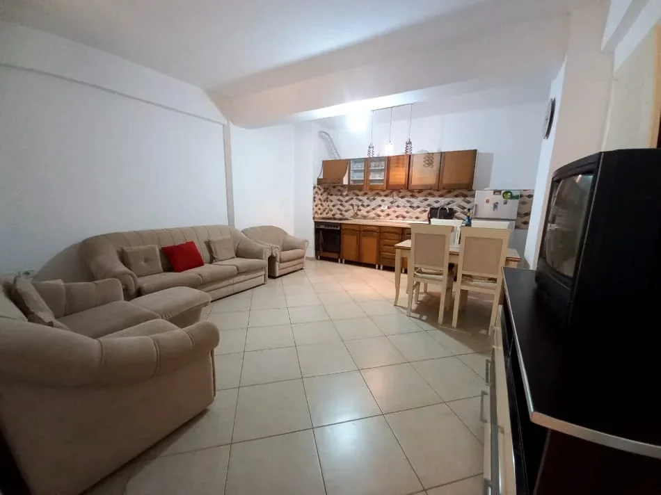 Tirane, jepet me qera Apartament 1+1, Kati 3, 65 m², Çmimi  430 E tek Terminali, Kthesa Kamzës,Tirane.