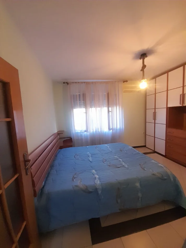 Tirane, jepet me qera Apartament 1+1 Kati 3, 65 m², Çmimi 50.000 Lekë te Reja, tek 21 DHJETORI, Tiranë