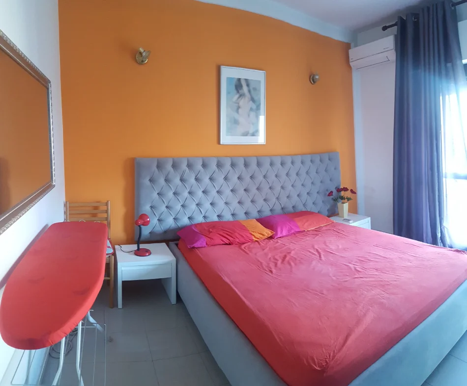 Tirane, jepet me qera Apartament 1+1, Kati 3, Mobiluar, Çmimi 50.000 Lekë të Reja tek Blloku Ambasadave, 21 Dhjetori, Tiranë.