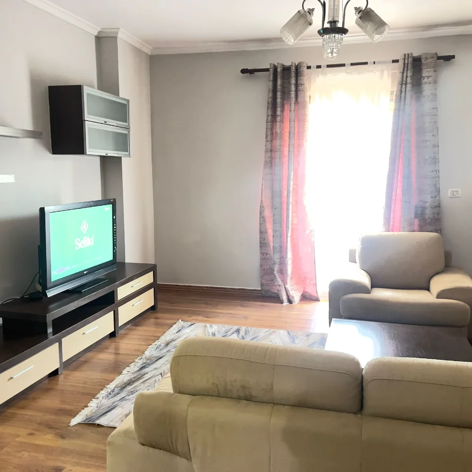 Tirane, jepet me qera Apartament 1+1 Kati 4, 70 m², Çmimi 50.000 Lekë të Reja,në Xhamllik Tiranë.