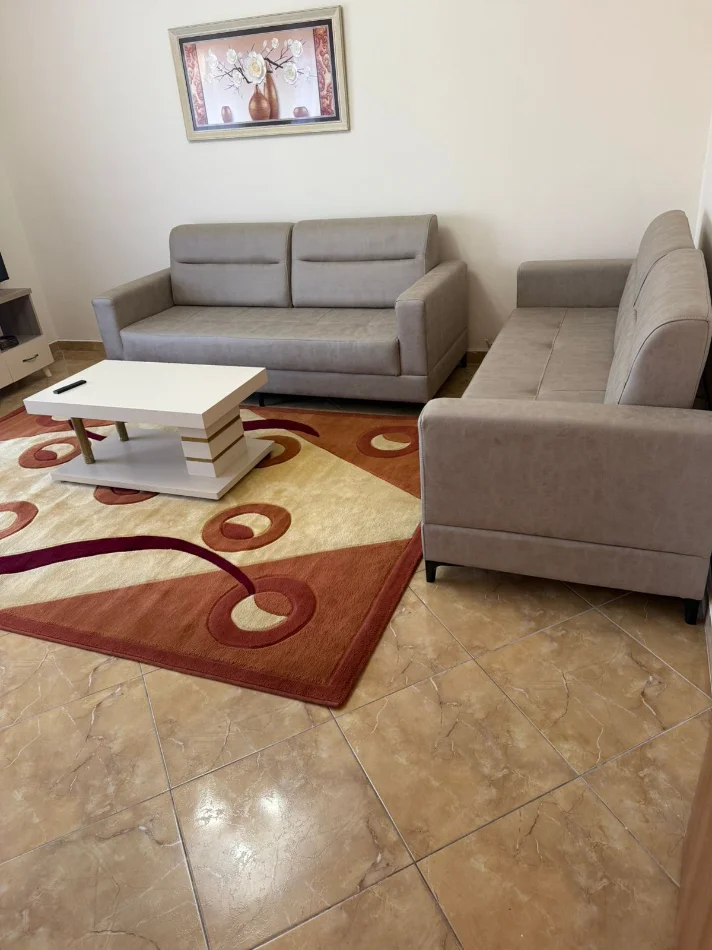Tirane, jepet me qera Apartament 1+1 ,Kati 4, Cmimi 55.000 Lekë të Reja, Kryqëzimi Farmacia 10, Rruga Dibrës,  Tiranë.