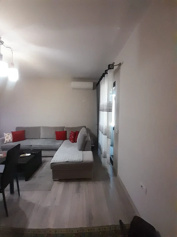 Tirane, jepet me qera Apartament 1+1 Kati 4, Mobiluar, 50.000 L te Reja, Pranë Casa Italia, Terminali,Tiranë.