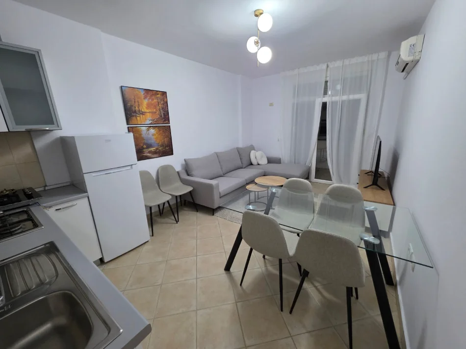 Tirane, jepet me qera Apartament 1+1 Kati 4, Mobiluar, Ashensor, Çmimi 60.000 Lekë të Reja, Myslym Shyri, Tiranë.