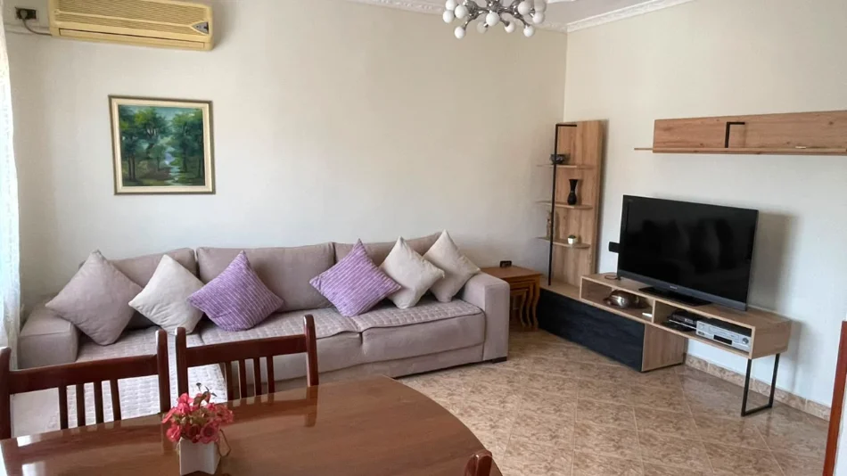 Tirane, jepet me qera Apartament 1+1 Kati 5, Mobiluar, Çmimi 45.000 Lekë të Reja, tek Varri Bamit, Tiranë.