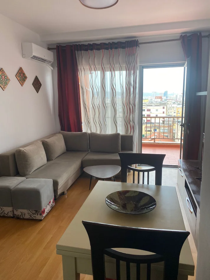Tirane, jepet me qera Apartament 1+1 Kati 6, 55 m² 500 € (Pranë Market Spar, në Xhamllik, Tiranë.)