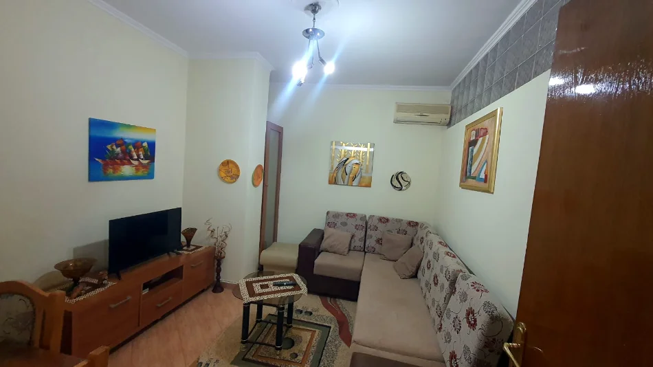 Tirane, jepet me qera Apartament 1+1 Kati 8, Mobiluar, Çmimi  35.000 Lekë të Reja,tek 5 MAJ, Tiranë.