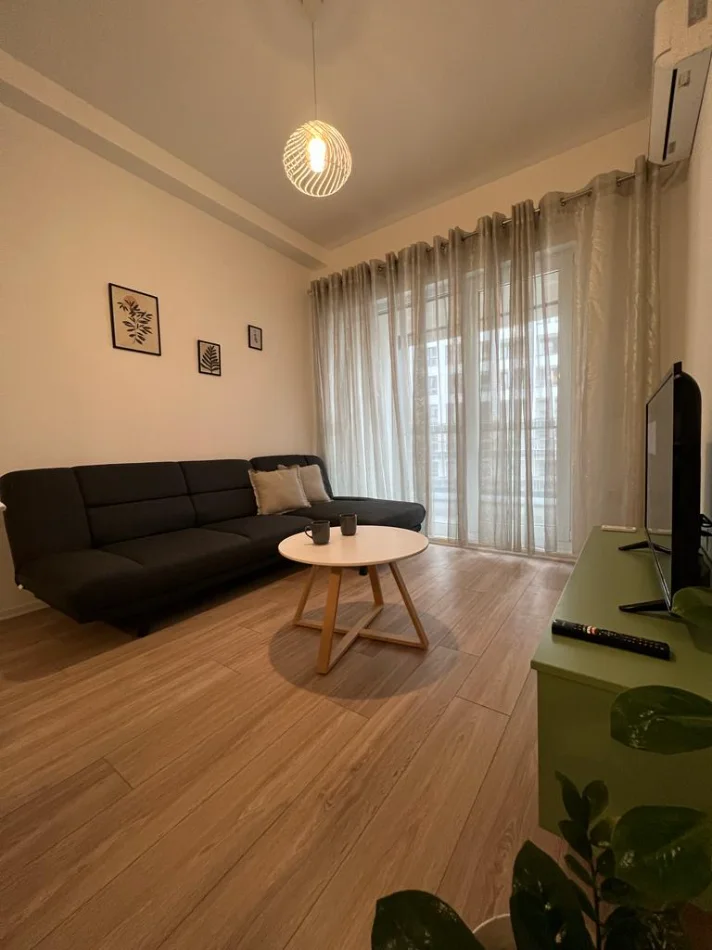 Tirane, jepet me qera Apartament 1+1, Mobiluar,Kati 3,Çmimi 700 Euro, tek Kontakti në 21 Dhjetori, Tiranë.