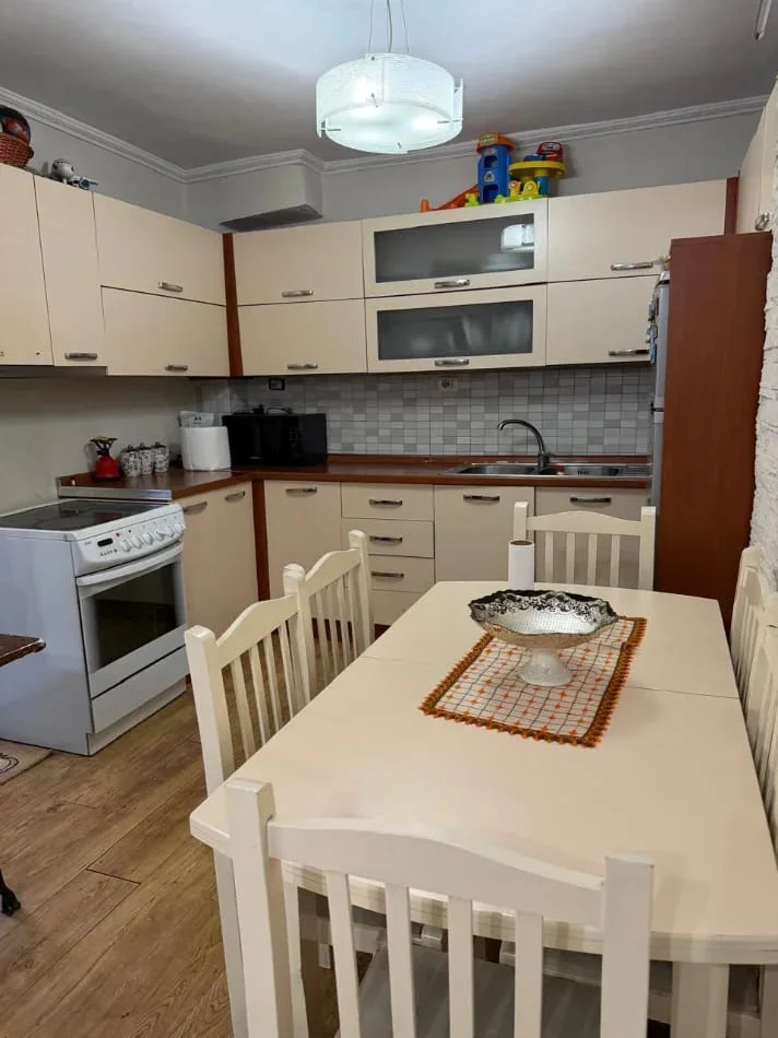 Tirane, jepet me qera Apartament 1+1, Mobiluar,Çmimi 43.000 Lekë të Reja, tek Rruga DIBRËS, Tiranë.