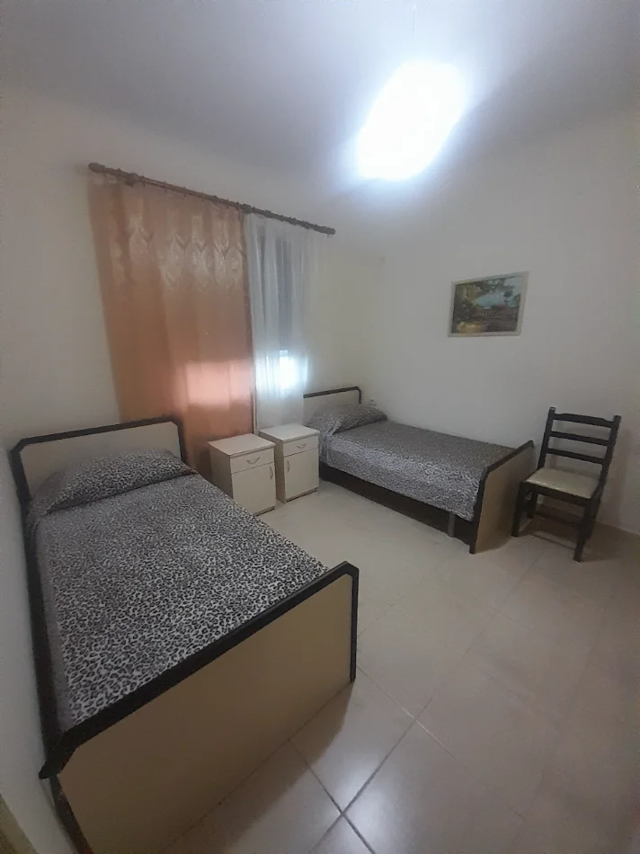 Tirane, jepet me qera Apartament 1+1,Mobiluar, Çmimi 50,000 Lekë të Reja, tek 21 Dhjetori, Tiranë.
