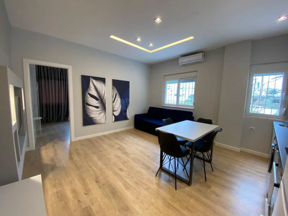 Tirane, jepet me qera Apartament 1+1, Mobiluar,Çmimi 55.000 Lekë të Reja, tek Inxhineria, në 21 Dhjetori, Tiranë.