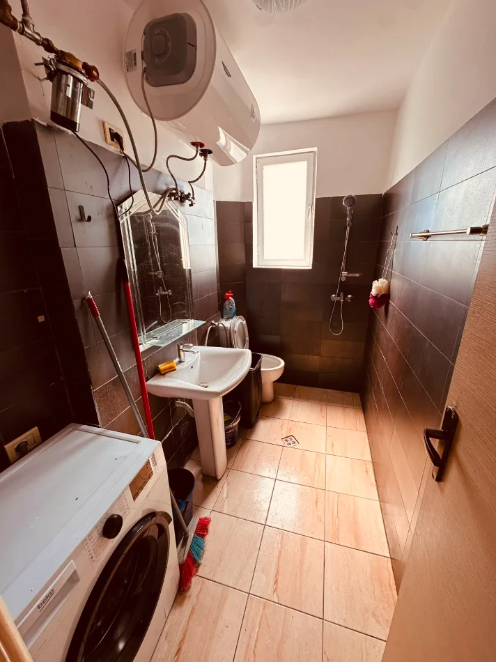 Tirane, jepet me qera Apartament 1+1,kati 4, Mobiluar, Çmimi 45.000 Lekë të Reja, tek Rruga Dibrës, Tiranë.