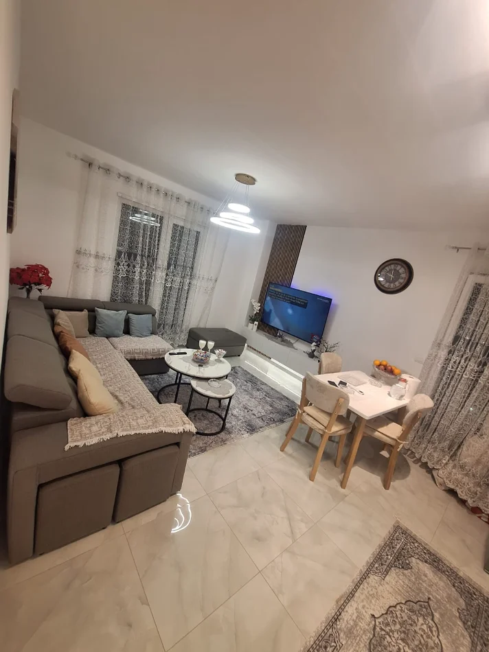 Tirane, jepet me qera Apartament 2+1+2 Poste Parkimi, Kati 7, 78 m², Çmimi 60.000 Lekë te Reja,(Kompleksi Jolla, Astir,Tiranë)