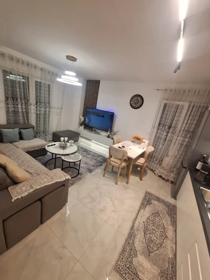Tirane, jepet me qera  Apartament 2+1+2 Poste Parkimi, Kati 7, Mobiluar, Çmimi 60.000 Lekë te Reja, në ASTIR, Tiranë