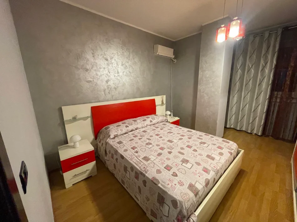 Tirane, jepet me qera Apartament 2+1+2 Tualete,, Kati 6, 120 m2 ,Çmimi 700 €, në Xhamllik,Tiranë.