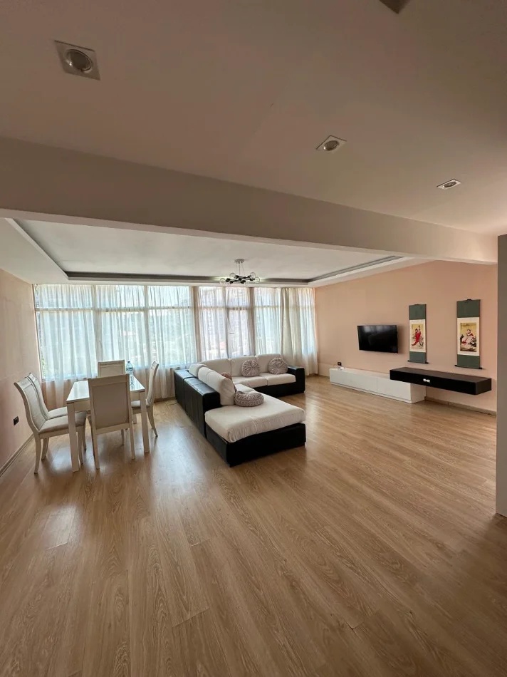 Tirane, jepet me qera Apartament 2+1+Ballkon, Kati 2, 140 m² ,Çmimi 65.000 Lekë të Reja, në Laprakë, Tiranë.