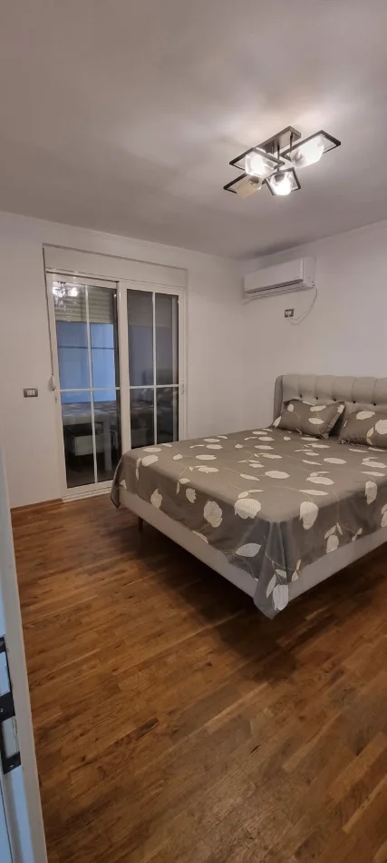 Tirane, jepet me qera Apartament 2+1+Ballkon Kati 3, 80 m²,Mobiluar, Çmimi 80.000 Lekë të Reja, tek Sheshi Wilson, Tiranë.