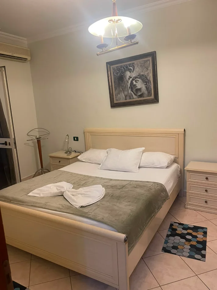 Tirane, jepet me qera Apartament 2+1+Ballkone, Mobiluar, Ashensor, Çmimi 75.000 Lekë të Reja,tek Bulevardi Zogu i Parë, Stacioni Trenit,Tiranë.