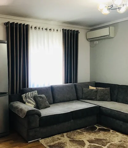 Tirane, jepet me qera Apartament 2+1 Kati 3, 78 m²,Mobiluar, Çmimi 50.000 Lekë të Reja, tek Rruga Dibrës,Tiranë.