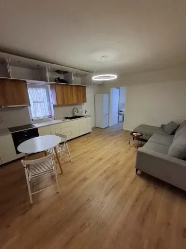 Tirane, jepet me qera Apartament 2+1 Kati 4, Mobiluar, 60 m2, ,Çmimi  60.000 Lekë të Reja, Tek Rruga Barrikadave, Tiranë.