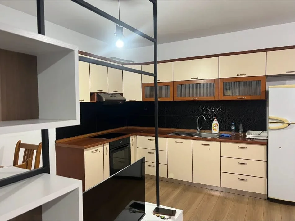 Tirane, jepet me qera Apartament 2+1,Kati 4, Mobiluar, Çmimi 60.000 Lekë të Reja, Përball Delijorgjit, Pallati me Shigjeta,Tiranë.