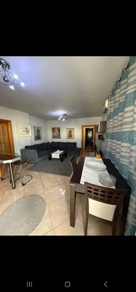 Tirane, jepet me qera Apartament 2+1 ,Kati 4 Mobiluar Çmimi 650 E, Përball Delijorgjit, Tiranë