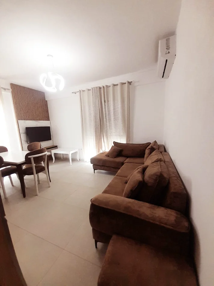 Tirane, jepet me qera Apartament 2+1, Kati 5, Mobiluar ,Çmimi 50.000 Lekë të Reja, LAPRAKË, Tiranë.
