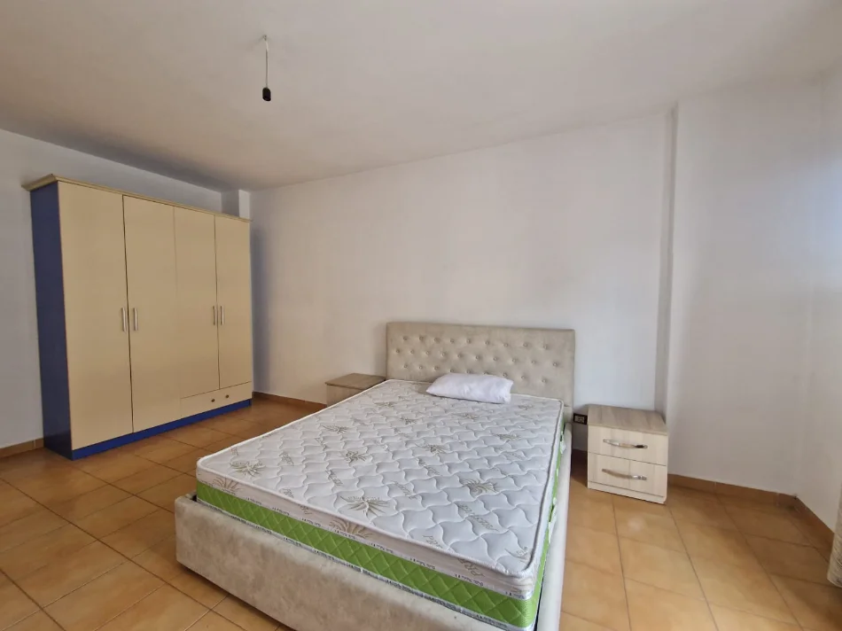 Tirane, jepet me qera Apartament 2+1 Kati 8,Mobiluar, Çmimi 55.000 Lekë të Reja, tek 21 DHJETORI, Tiranë.