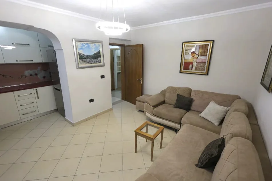 Tirane, jepet me qera Apartament 2+1, Mobiluar, Kati 2, 73 m² ,Çmimi 550 € në Brryl,Materniteti i Ri, Tiranë.