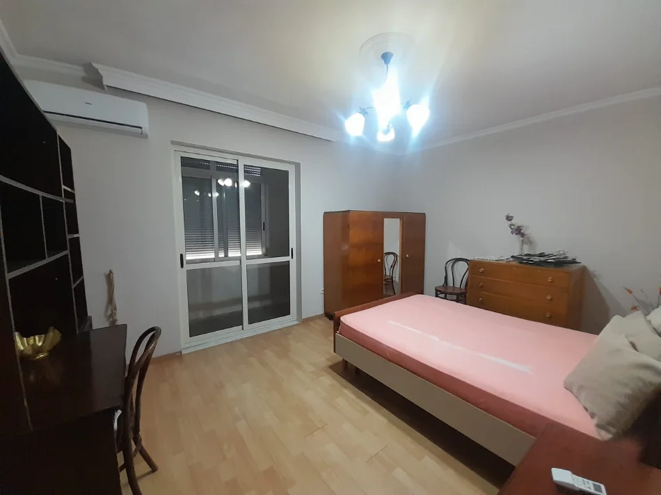 Tirane, jepet me qera Apartament 2+1,kati 3, Mobiluar, Çmimi 60.000 Lekë të Reja, tek Rruga Elbasanit, Tiranë.