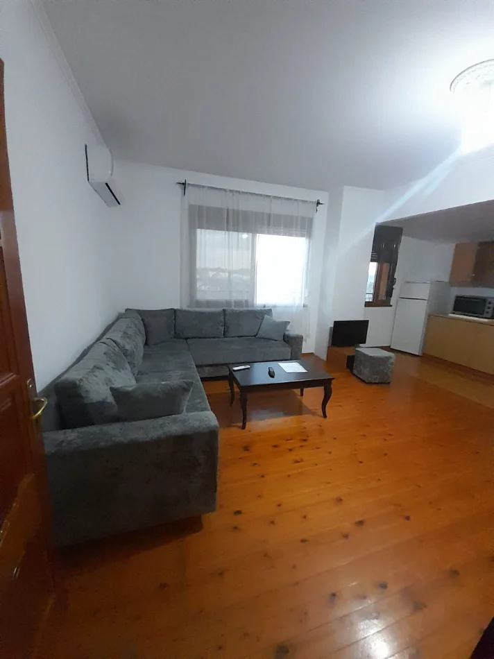 Tirane, jepet me qera Apartament 2+1,kati 4, Mobiluar, Çmimi 40.000 Lekë të Reja, tek Kodra Priftit, Tiranë.