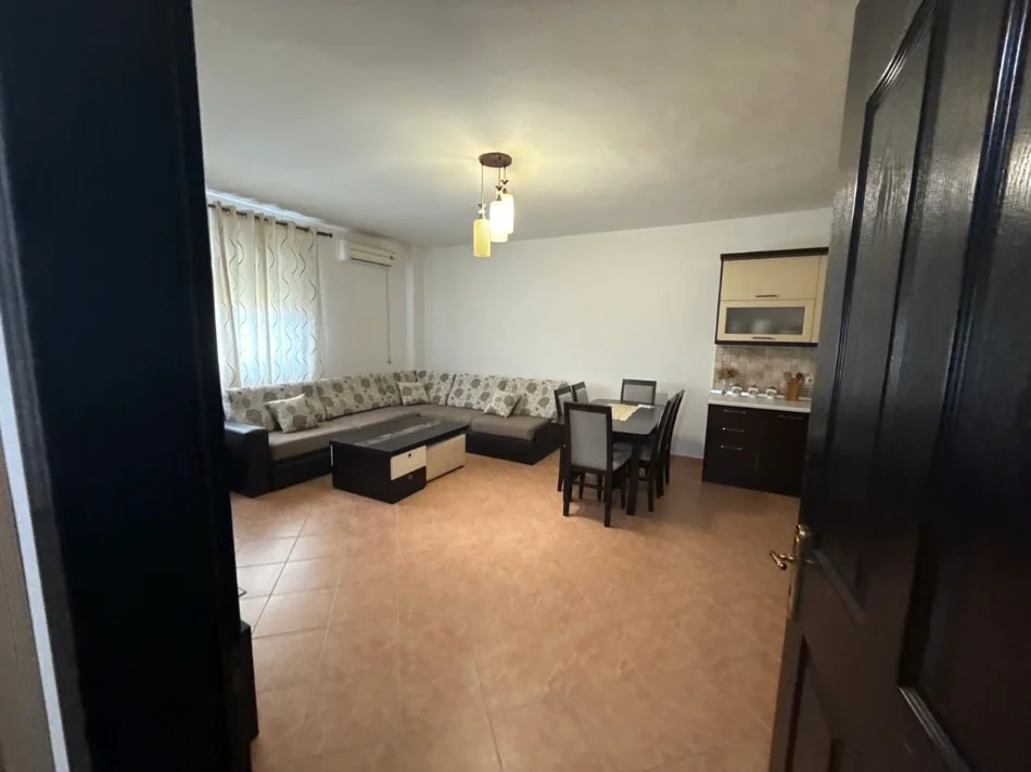 Tirane, jepet me qera Apartament 2+1,kati 5, Mobiluar, Ashensor, Çmimi 45.000 Lekë të Reja, Prane Casa Italia, Terminali, Tiranë.