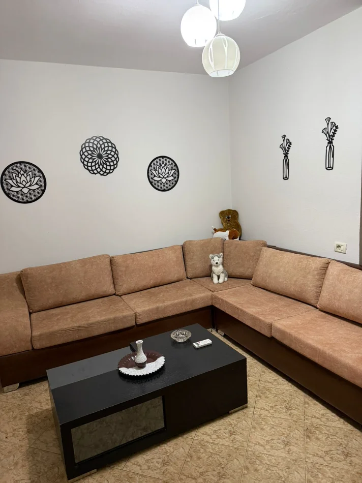 Tirane, jepet me qera Apartament 3+1+Ballkon ,Kati 4,Mobiluar,Çmimi 65.000 Lekë të Reja, tek Rruga Dibrës, Tiranë.