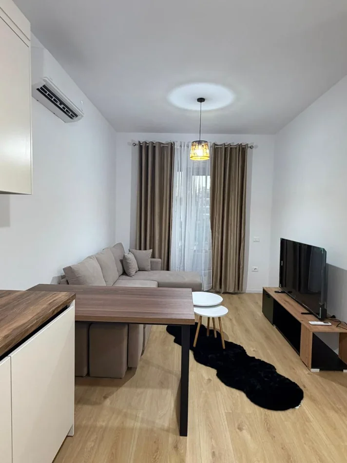 Tirane, jepet me qera Apartament i ri fringo!  1+1 Kati 7, 45.000 leke (Kompleksi Kadiu - Ali Demi)