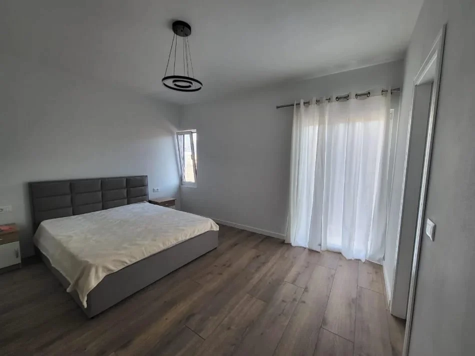 Tirane, jepet me qera Banesë 1+1 Kati 5, Mobilim i Ri, Çmimi 50.000 Lekë të Reja, Pas Globe,Rruga Kavajës, Tiranë)