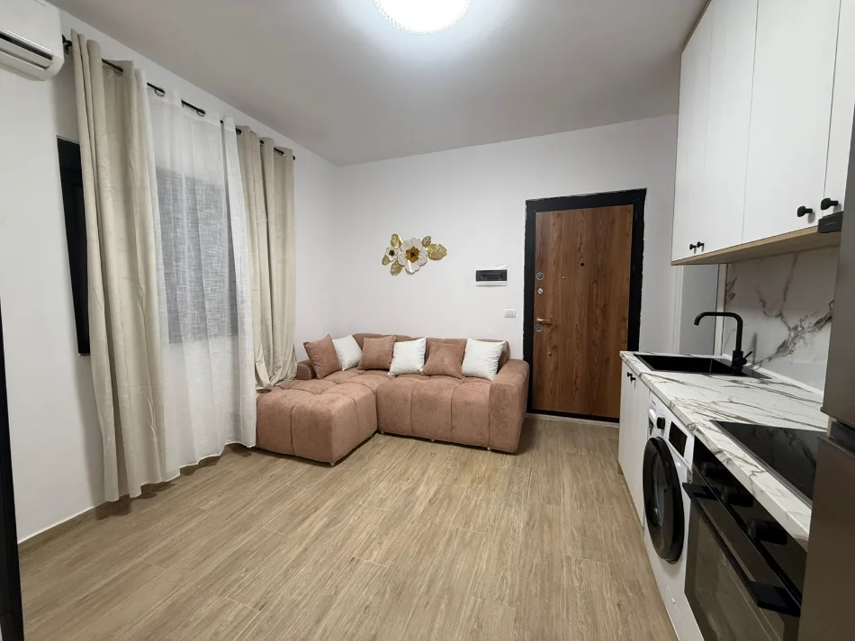 Tirane, jepet me qera Banesë 1+1, Mobilim i Ri, Parket, Çmimi  45.000 Lekë të Reja, Tek 5 MAJ, Tiranë