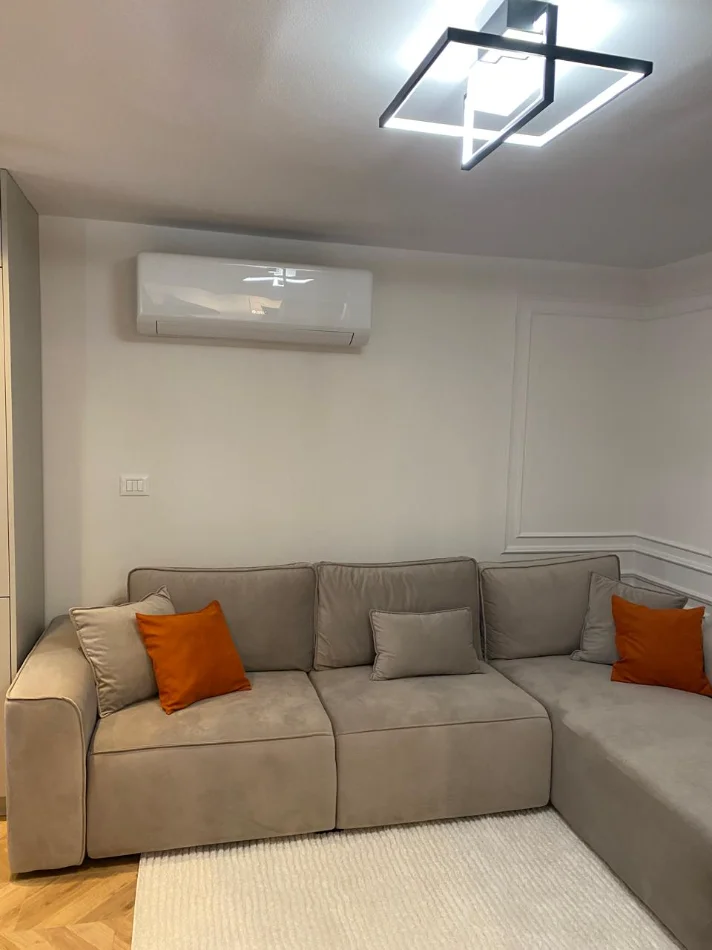 Tirane, jepet me qera Banesë  2+1 Kati 1, Mobiluar, 700€ (Pranë Kompleksit Grand, Tregu Elektrik, Tiranë.)