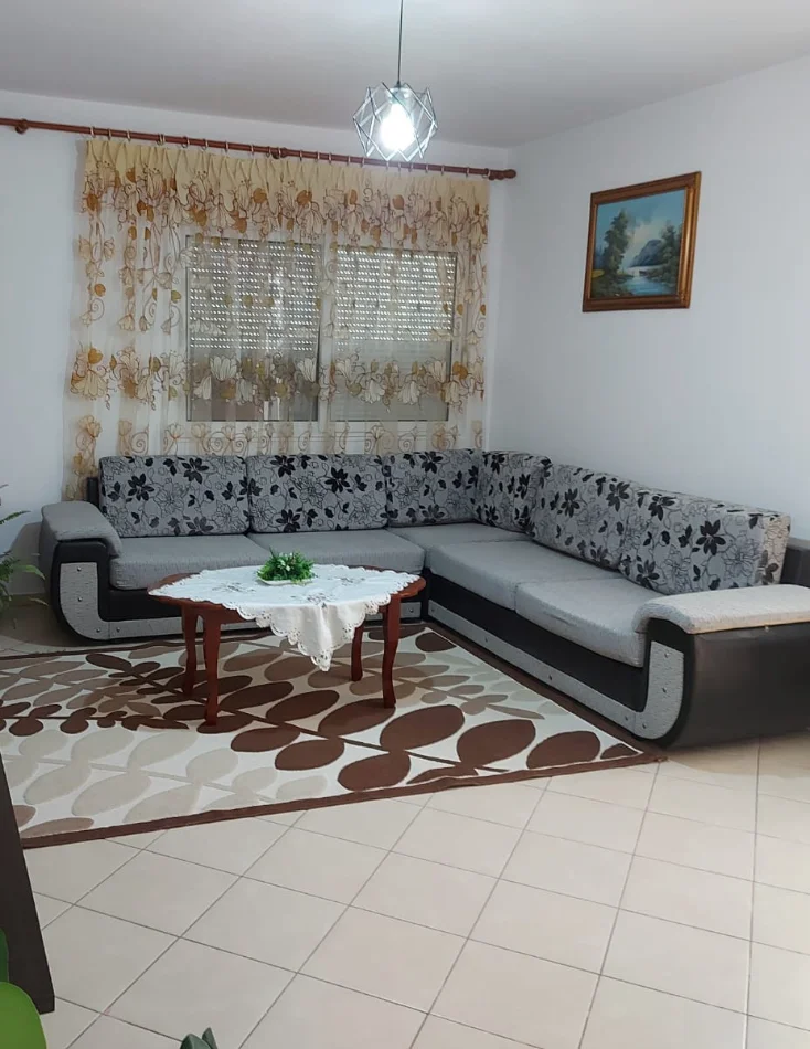 Tirane, jepet me qera Banesë 2+1 Kati 1,Mobiluar ,Çmimi 50.000 Lekë të Reja, tek Bulevardi Zogu i Parë,Tiranë.