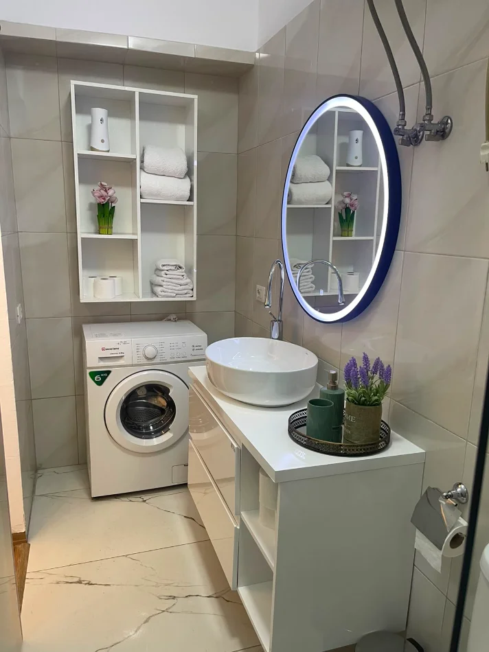 Tirane, jepet me qera Garsioner,Mobiluar ,Çmimi 37.000 Lekë të Reja, Pranë Selvisë,Rruga Dibrës,Tiranë.