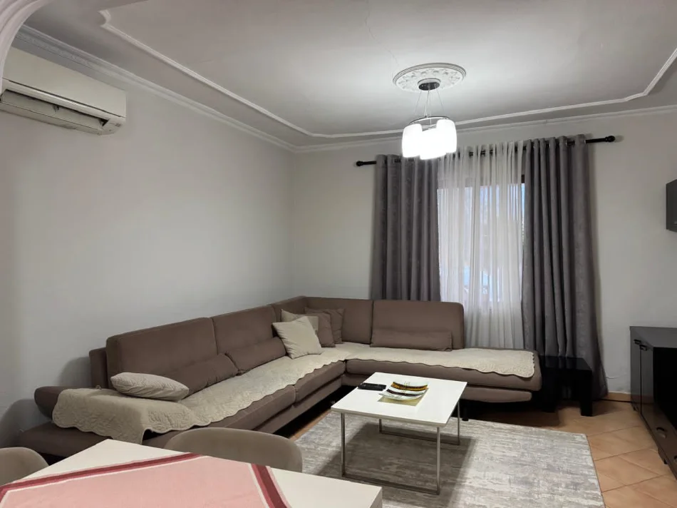 Tirane, jepet me qera Shtepi Private 1 katshe, 2+1,me oborr, 90 m², Çmimi 45.000 Lekë të Reja,(Në Allias Tiranë)