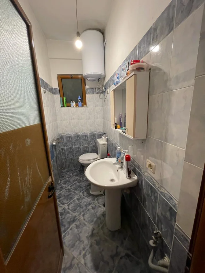 Tirane, jepet me qera Vile 1+1+Ballkon Kati 1, 400 € (Pranë shkollës”Qazim Turdiu”)