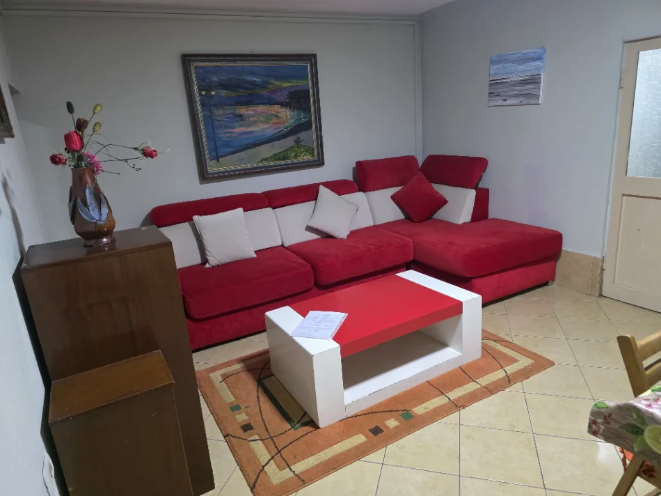 Tirane, jepet me qera Vile 1+1 Kati 1, 65 m²,Çmimi 45.000 Lekë të Reja, (Pranë Shallvareve, Rruga Reshit Çollaku, Tiranë.)