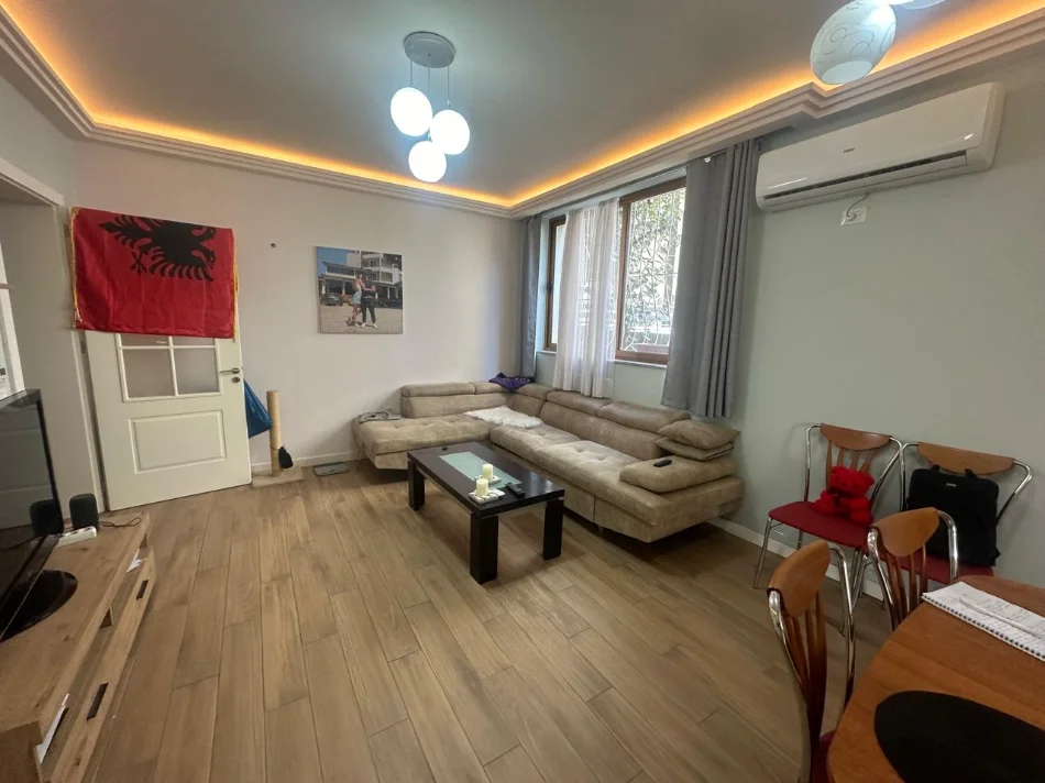 Tirane, jepet me qera Vile 1+1 Kati 1, 90 m² 600€ (Rruga e Kavajes/Qendra Glob)