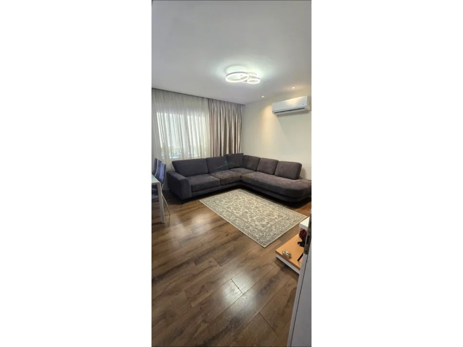 Tirane, jepet me qera Vile 1 Katshe 2+1+2+2 Poste PArkimi , Kati 1, 130 m² 600 € (Allias)