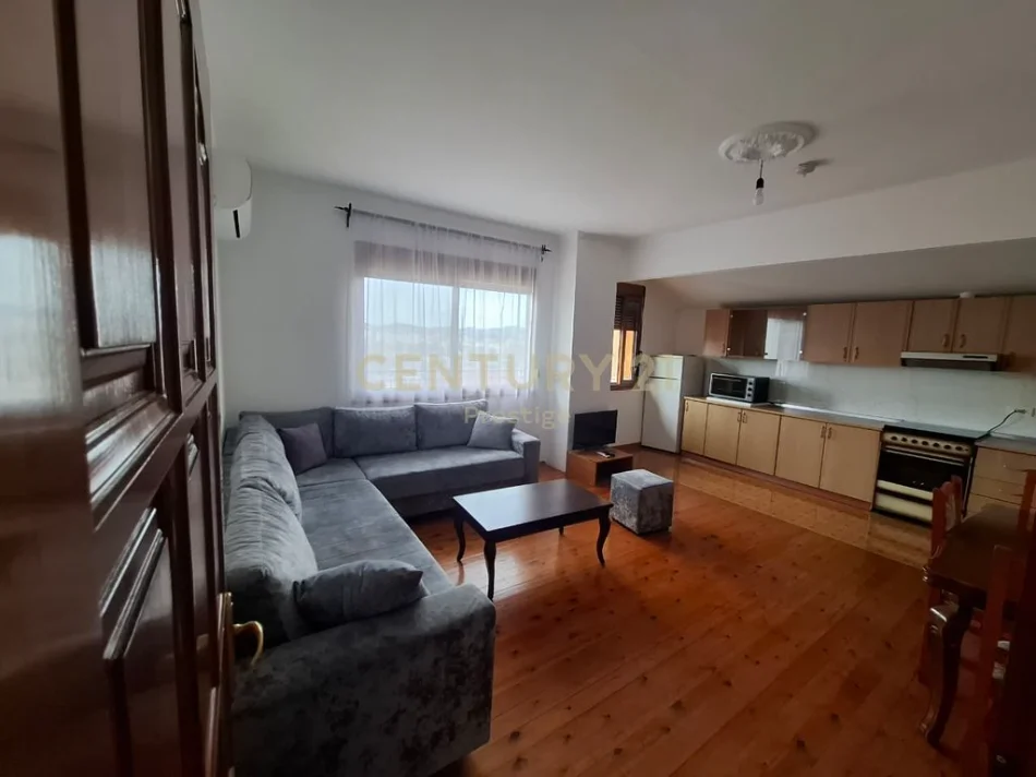Tirane, jepet me qera Vile 2+1+Aneks+Ballkon Kati 4, 121 m² 450 € (TEK RRETH-RROTULLIMI I SHKOZES)