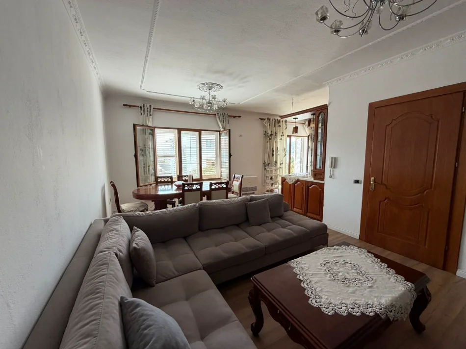 Tirane, jepet me qera Vile 2+1+Ballkon Kati 2, 120 m² 550 € (Sauk/Rr.Hajredin Kumbaro)
