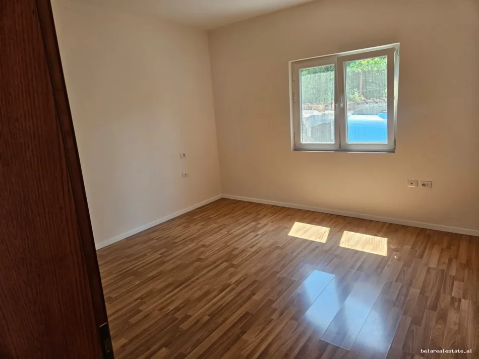 Tirane, jepet me qera Vile 2+1 Kati 1, 110 m² 550 € (Laprake)