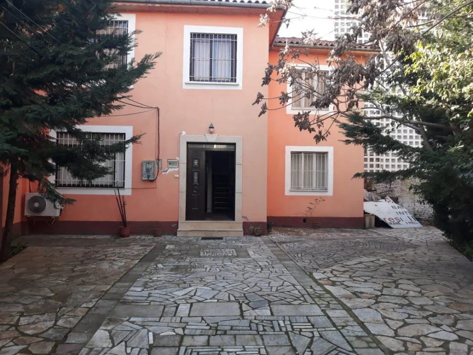 Tirane, jepet me qera Vile 2 Katshe Kati 2, 140 m² 1.000 € (PAZARI I RI)