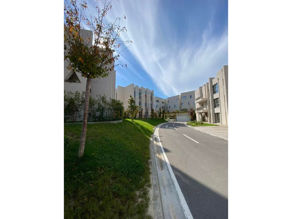 Tirane, jepet me qera Vile 3+1 , 372 m² 3.500 € (Liqeni i Thate)